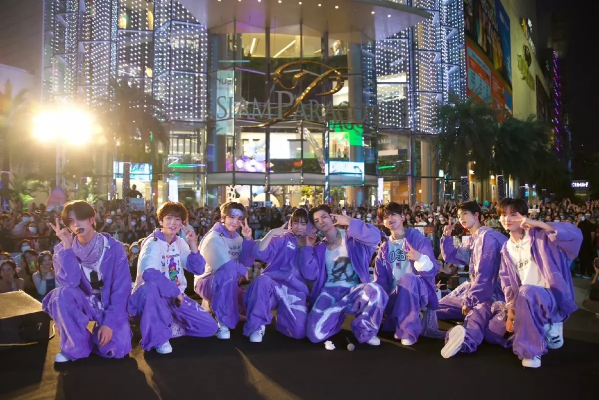 สงกรานต์ 2566 คลื่นมหาชนร่วมฉลองสยามพารากอนล้นหลาม