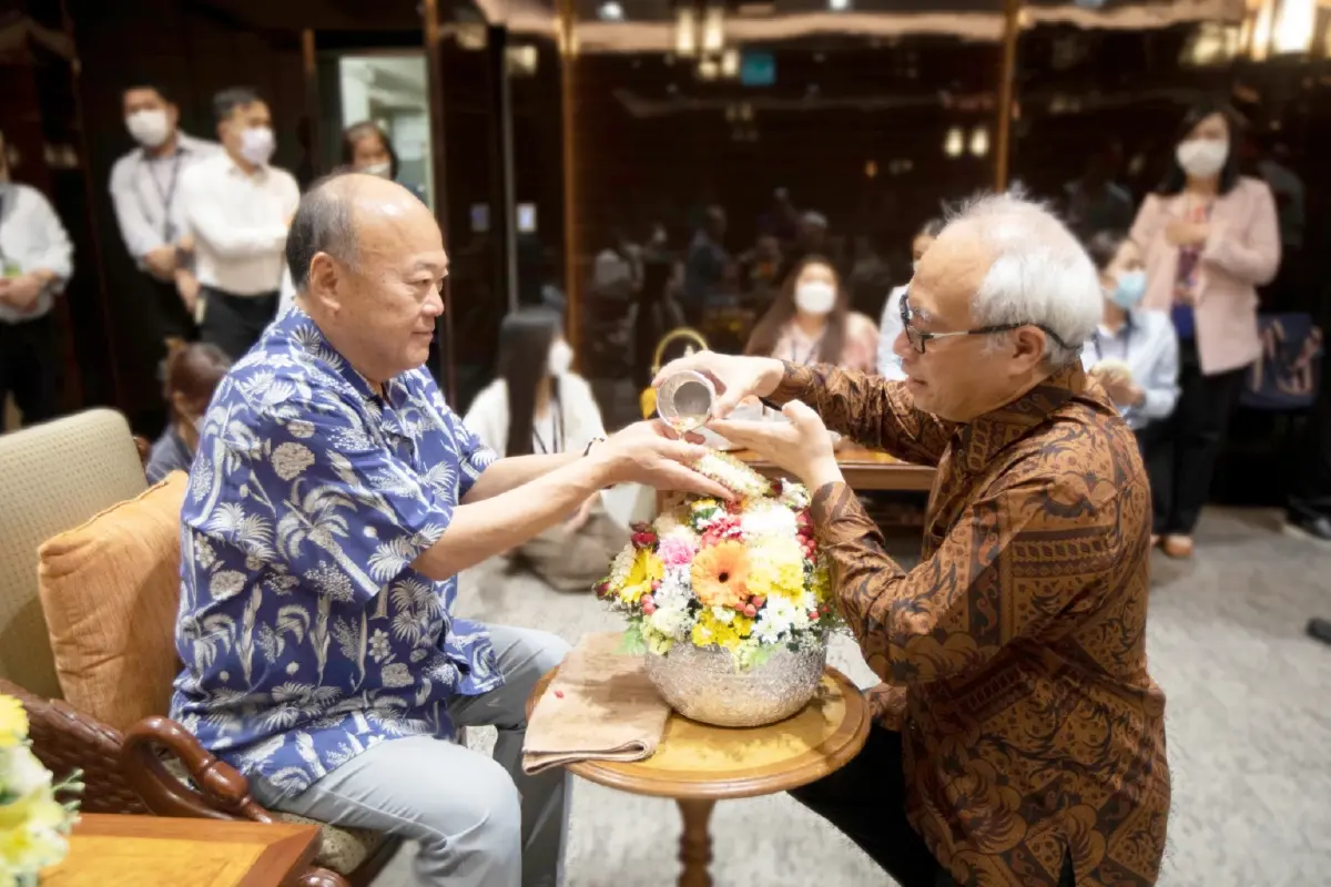 กลุ่มบริษัทบีทีเอส จัดพิธีรดน้ำ สงกรานต์ 2566 ครั้งใหญ่ขอพร คีรี กาญจนพาสน์