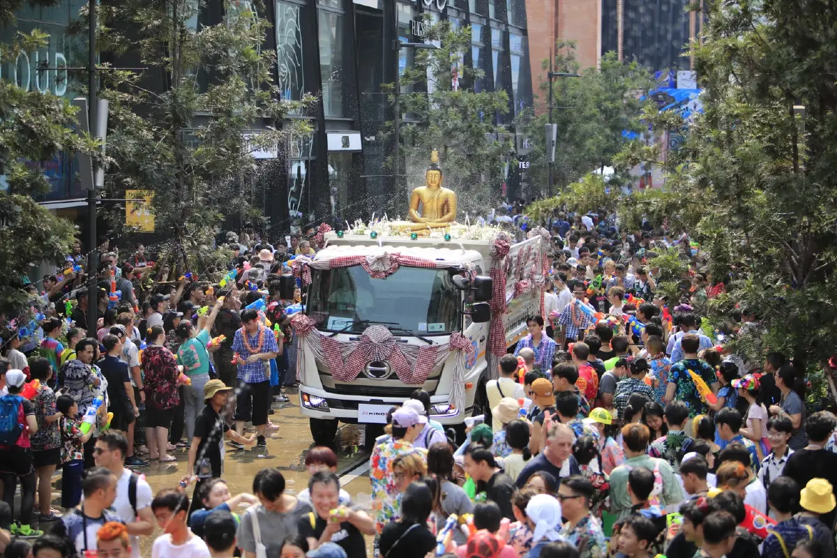 'เย็นทั่วหล้า มหาสงกรานต์' จัดเต็ม! คนเที่ยวแน่น ซอยจุฬาฯ 5 สัมผัสเสน่ห์ไทย