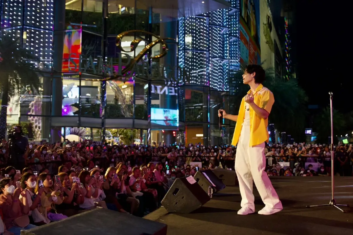 สงกรานต์ 2566 คลื่นมหาชนร่วมฉลองสยามพารากอนล้นหลาม