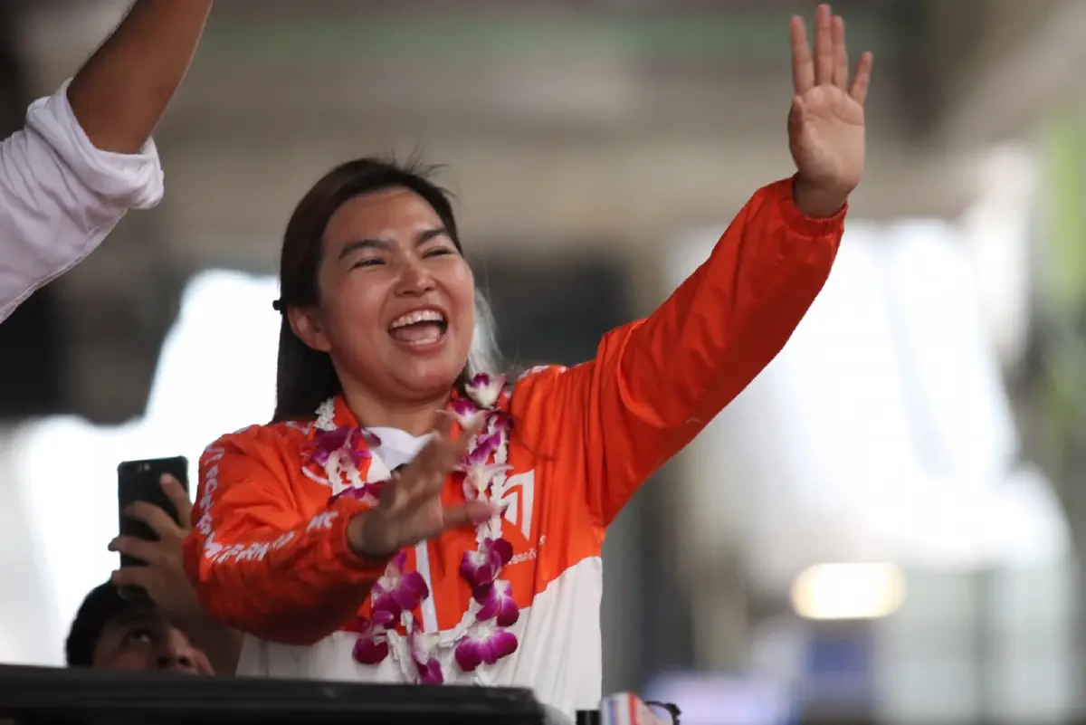 "ธนาธร" ลุยฝั่งธนขอคะแนน "ปวิตรา"  -"พิจารณ์"ชูผลงานก้าวไกลรถเมล์EV