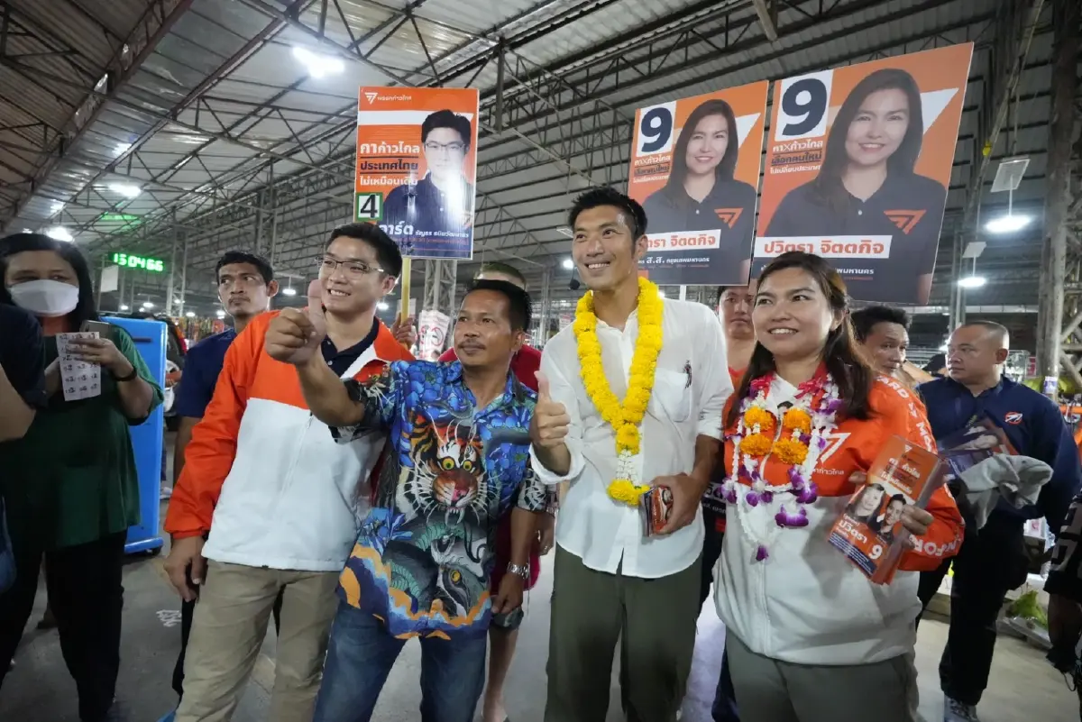 "ธนาธร" ลุยฝั่งธนขอคะแนน "ปวิตรา"  -"พิจารณ์"ชูผลงานก้าวไกลรถเมล์EV