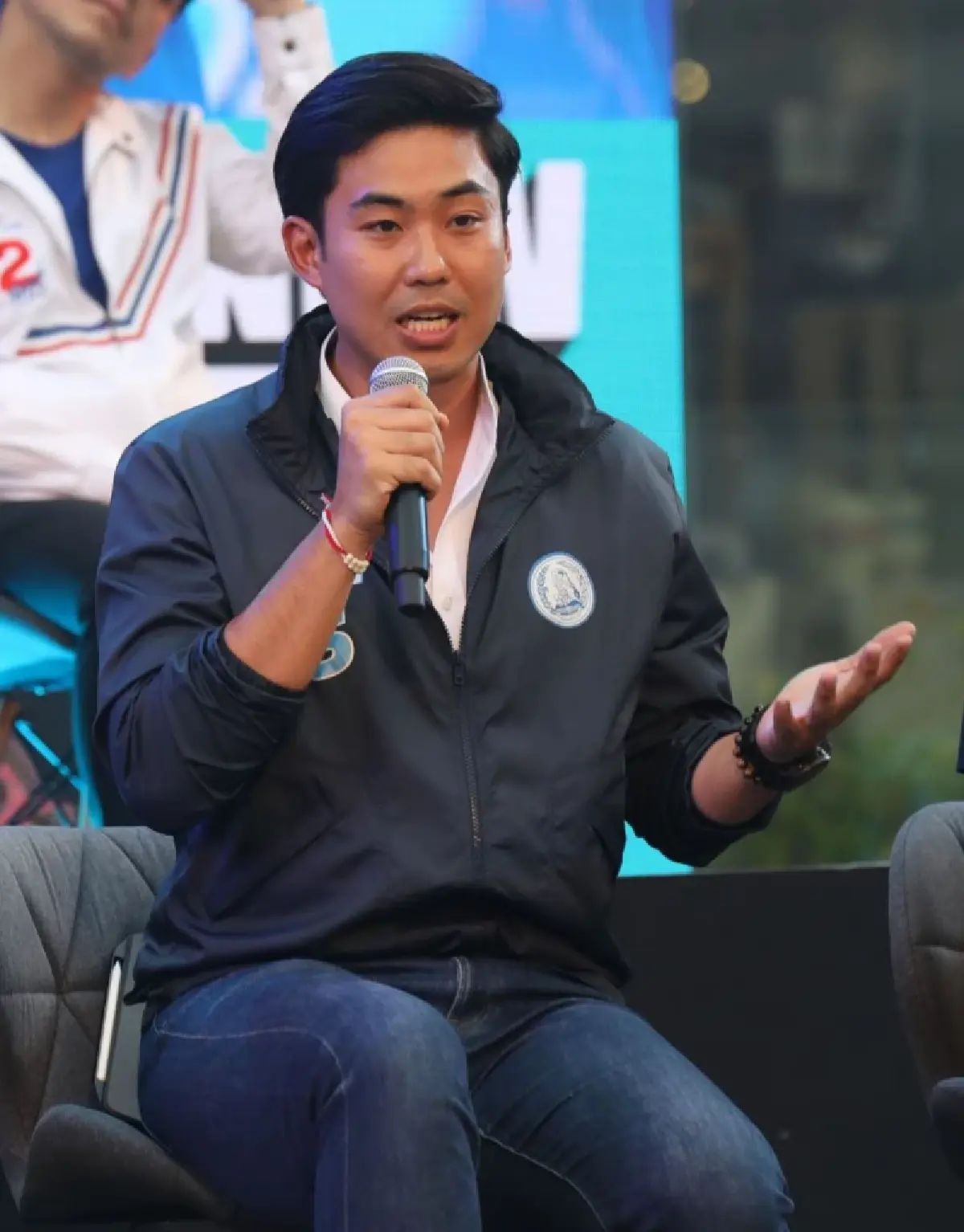 "อนาคตประเทศไทยในมือคนรุ่นใหม่" 8 พรรคการเมือง ประชันวิสัยทัศน์