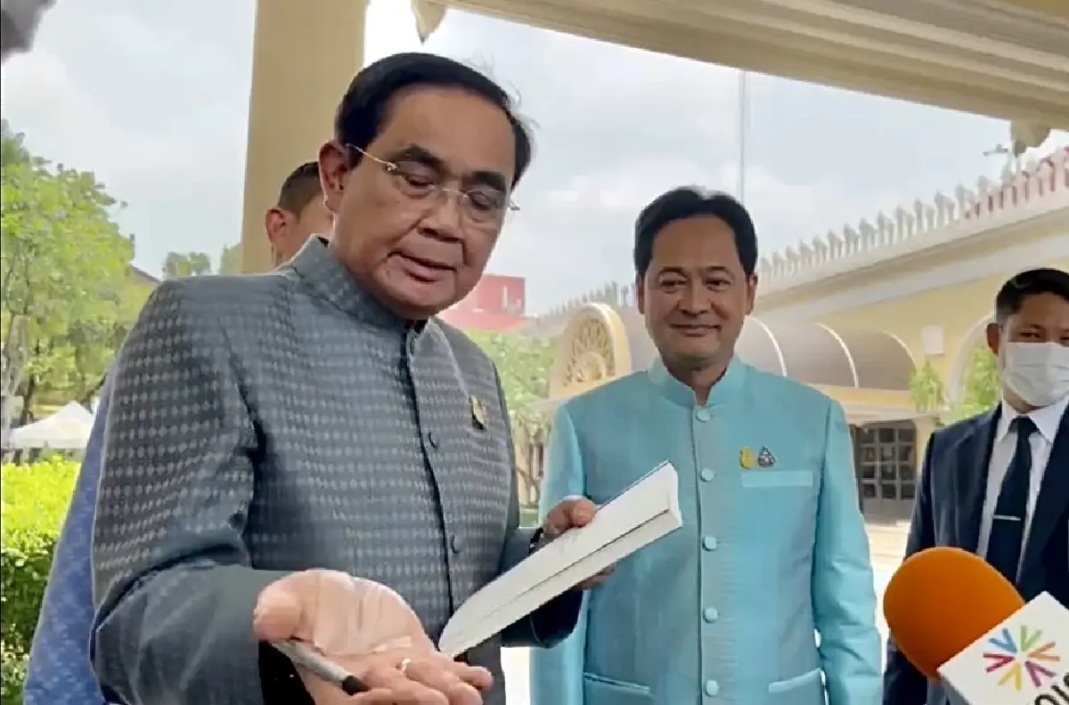 นายกฯ เซ็นหนังสือให้สื่อ โชว์มือขวาบอกยังไม่หายดี ปิดแผลไว้รดน้ำสงกรานต์