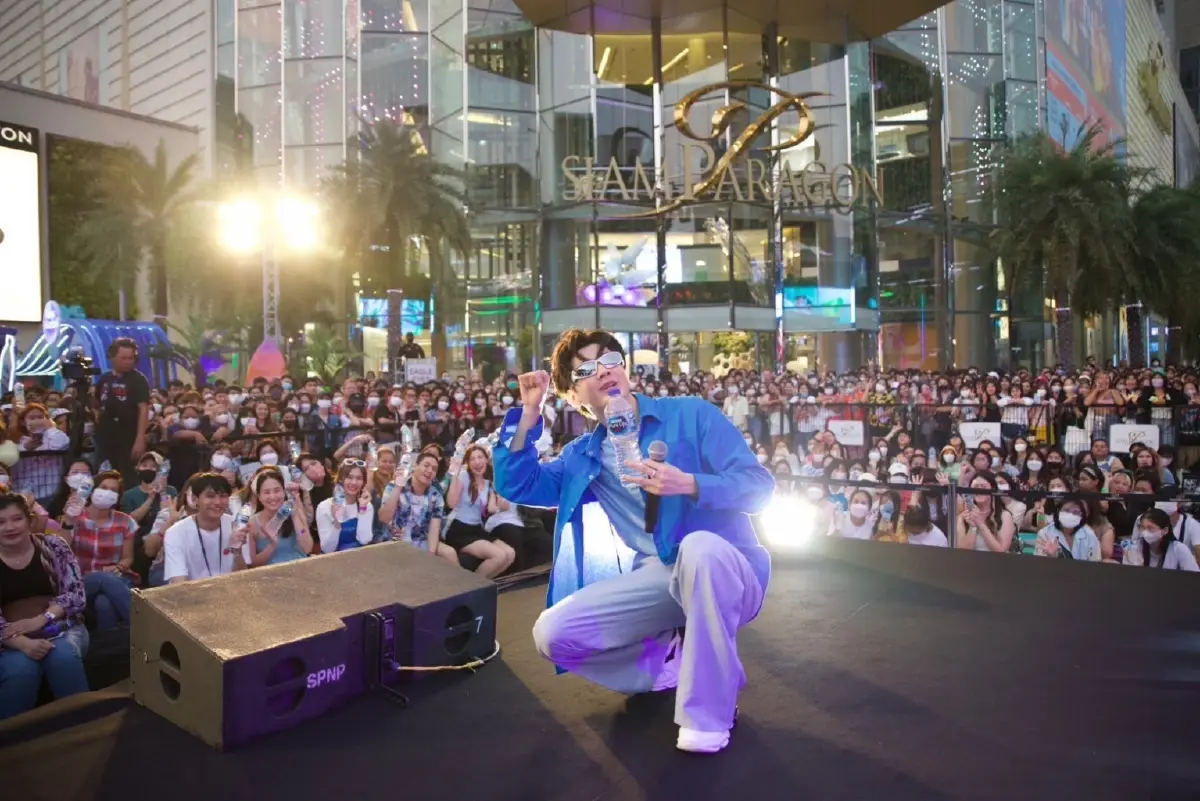 สงกรานต์ 2566 คลื่นมหาชนร่วมฉลองสยามพารากอนล้นหลาม