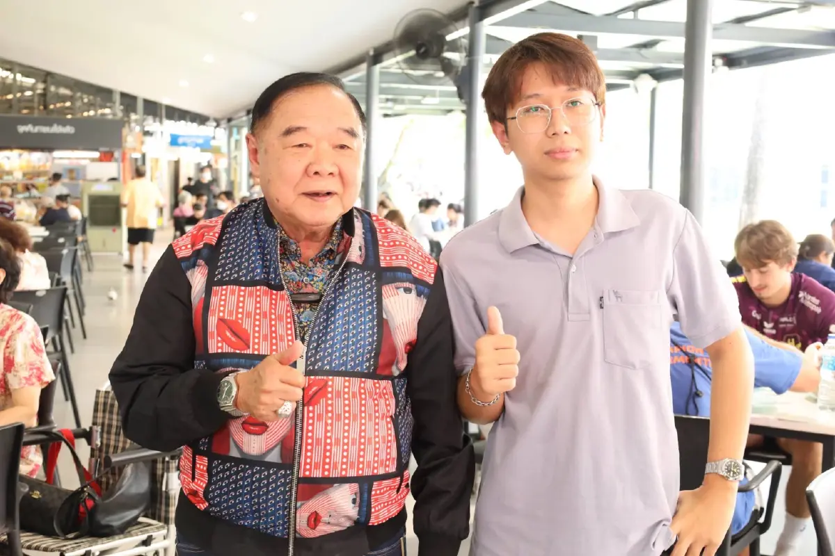 “ประวิตร” เดินเช็คเรตติ้ง ตลาดบองมาเช่ โชว์นั่งกินข้าว ฟู๊ดคอร์ด