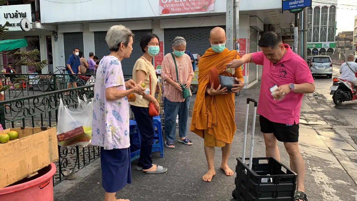 "วราวุธ" ย่องเป็นเด็กวัด ทำบุญขอพึ่งทางใจ ก่อนถึงวันเลือกตั้ง14พ.ค.