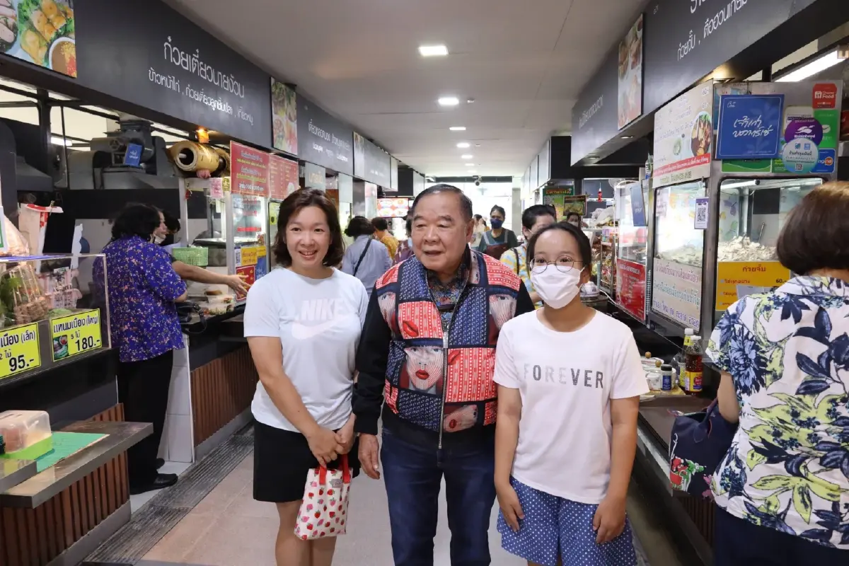“ประวิตร” เดินเช็คเรตติ้ง ตลาดบองมาเช่ โชว์นั่งกินข้าว ฟู๊ดคอร์ด