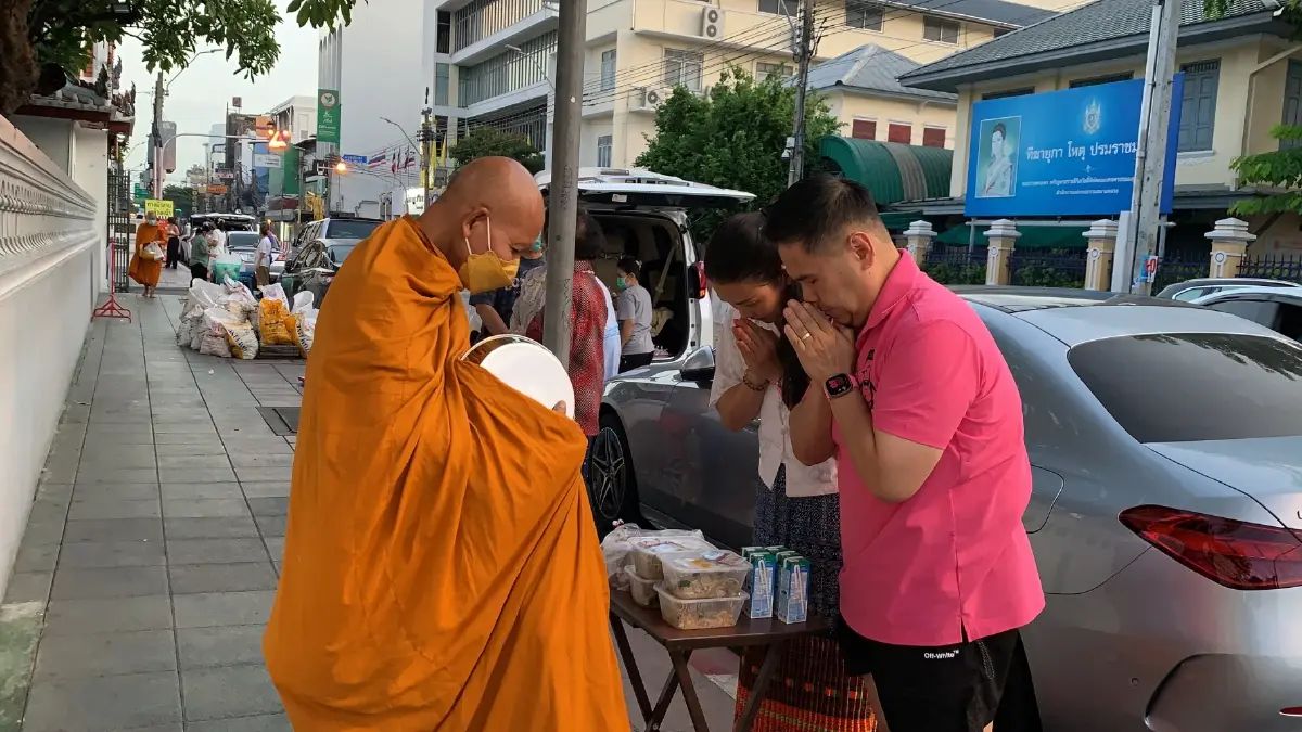 "วราวุธ" ย่องเป็นเด็กวัด ทำบุญขอพึ่งทางใจ ก่อนถึงวันเลือกตั้ง14พ.ค.