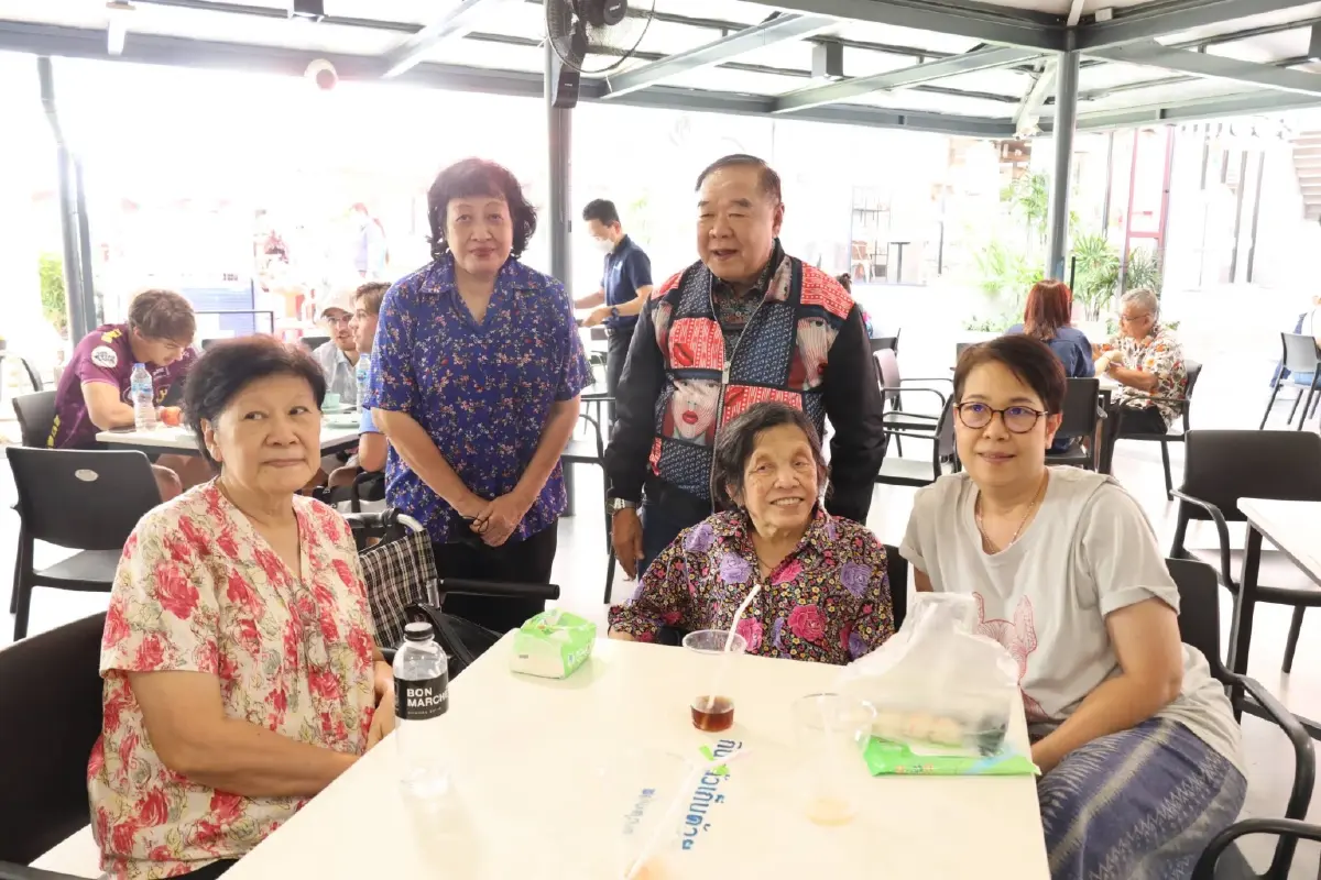 “ประวิตร” เดินเช็คเรตติ้ง ตลาดบองมาเช่ โชว์นั่งกินข้าว ฟู๊ดคอร์ด