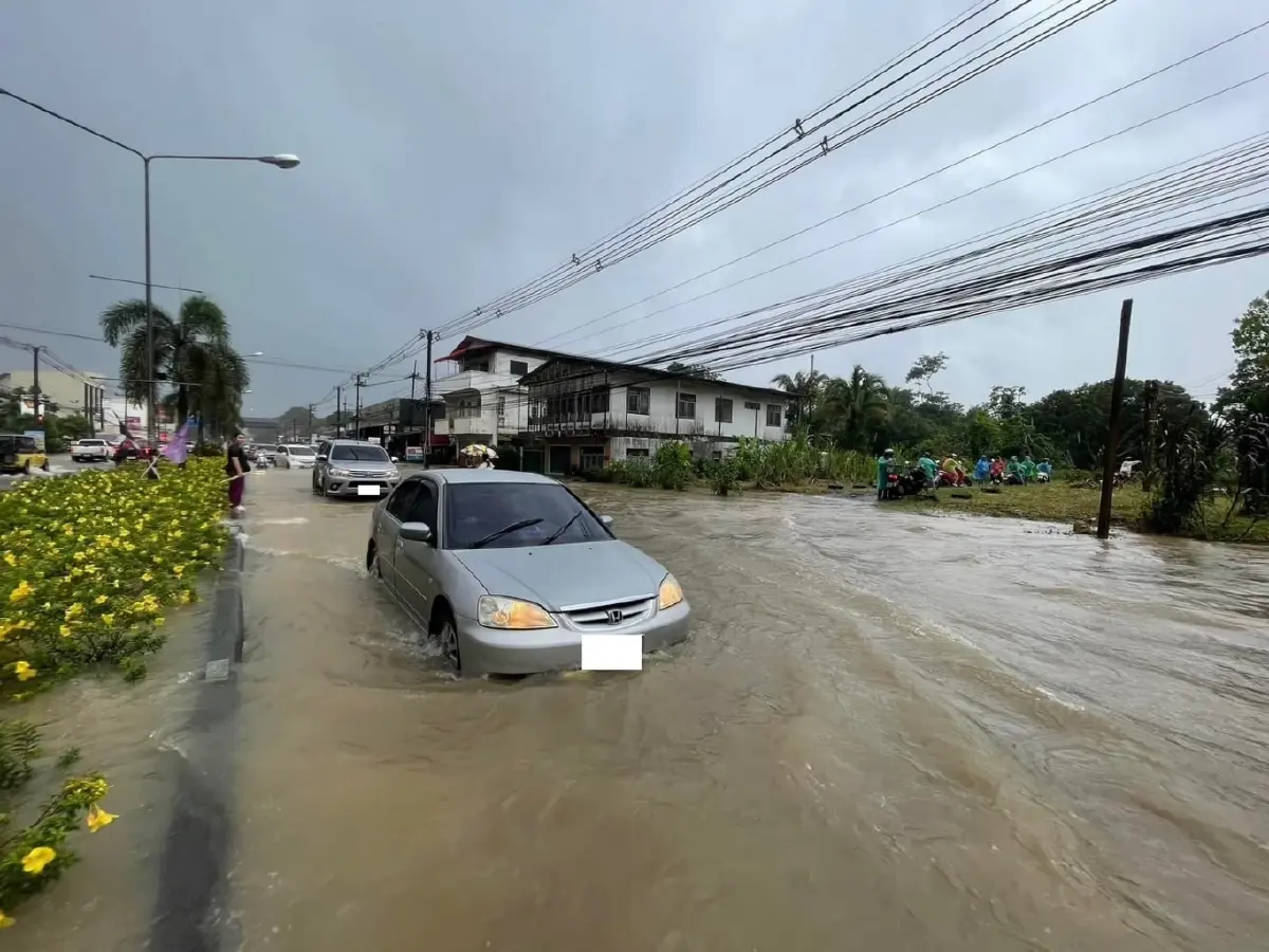 ฝนถล่ม จันทบุรี น้ำท่วมหลายพื้นที่ แนะหลีกเลี่ยงเส้นทางจราจร