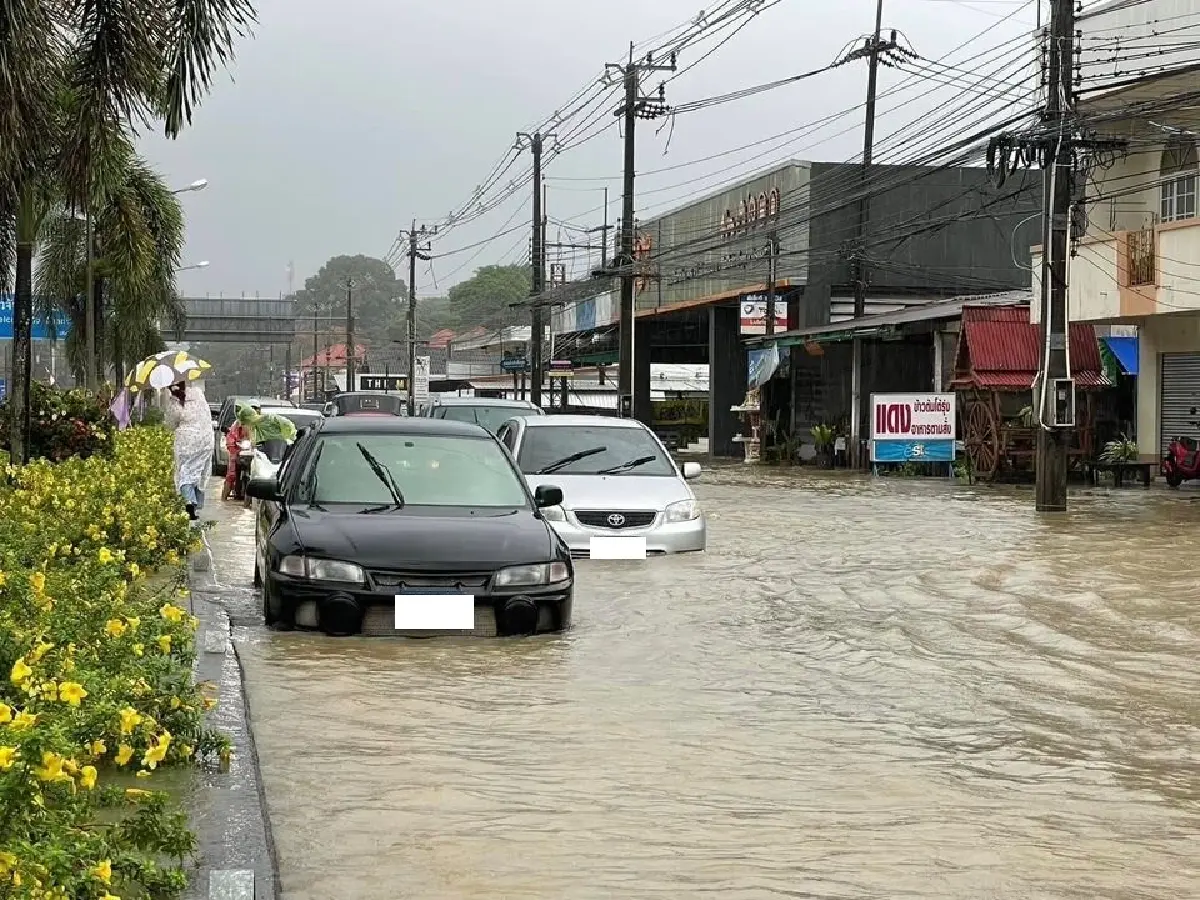 ฝนถล่ม จันทบุรี น้ำท่วมหลายพื้นที่ แนะหลีกเลี่ยงเส้นทางจราจร