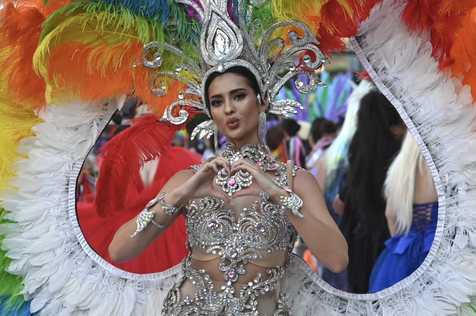 'เซ็นทรัลเวิลด์' ฉลอง 'Pride Month' ปี 66 ด้วย 'พาเหรดสีรุ้ง'