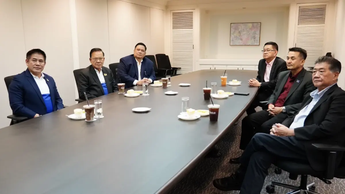วงแตก "พท.-พปชร." ม็อบบุก ขวาง ตั้งรัฐบาลข้ามขั้ว ปาแป้งไล่ "ธรรมนัส" เผ่น