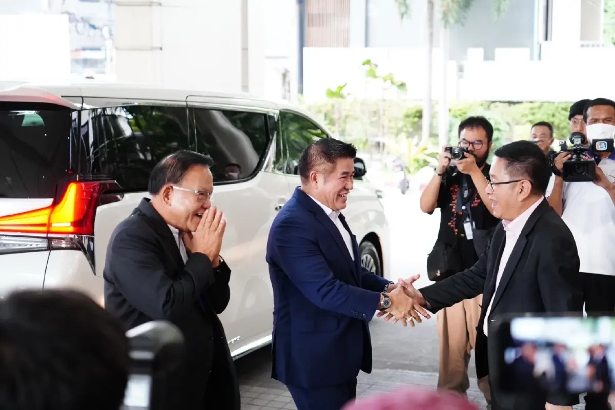 "ธรรมนัส" มาเอง ถก "เพื่อไทย" ถึงพรรค อุบ "ประวิตร" ฝากอะไรมาคุย