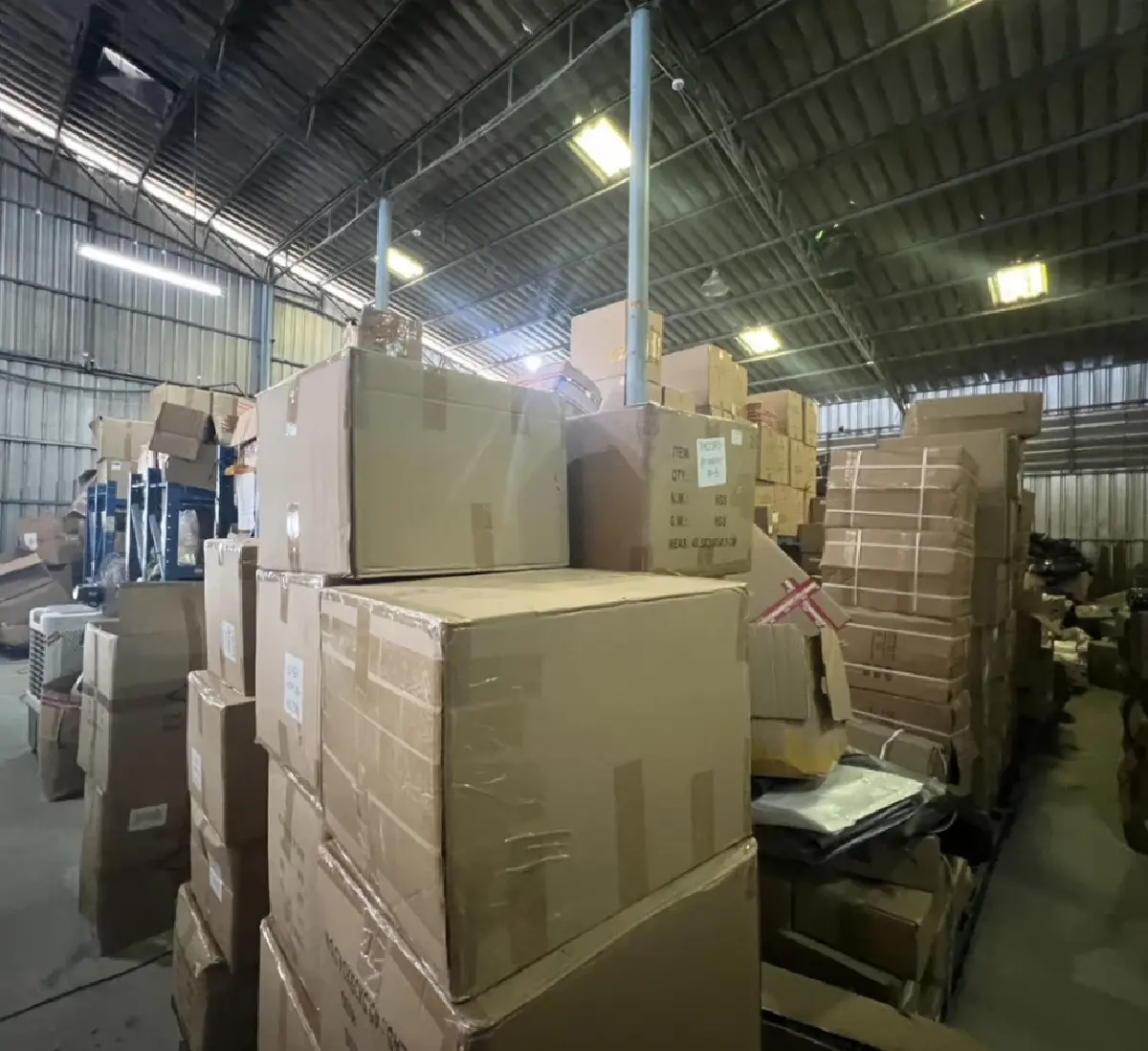 บุกทลายโกดังสินค้าหนีภาษี จ.สมุทรปราการ ยึดของกลางกว่าแสนชิ้น