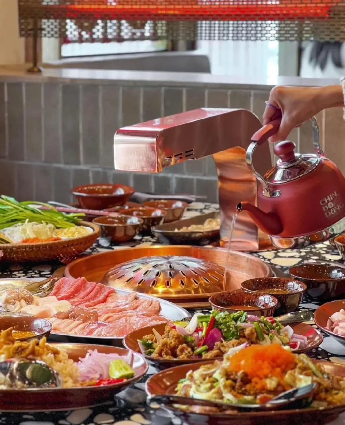 'ร้านอาหาร' สู้ยิบตาชิง 4 แสนล้าน กูรูแนะอย่าตกรถ 'ยุคไลฟ์สด' คนกินคอนเทนต์!