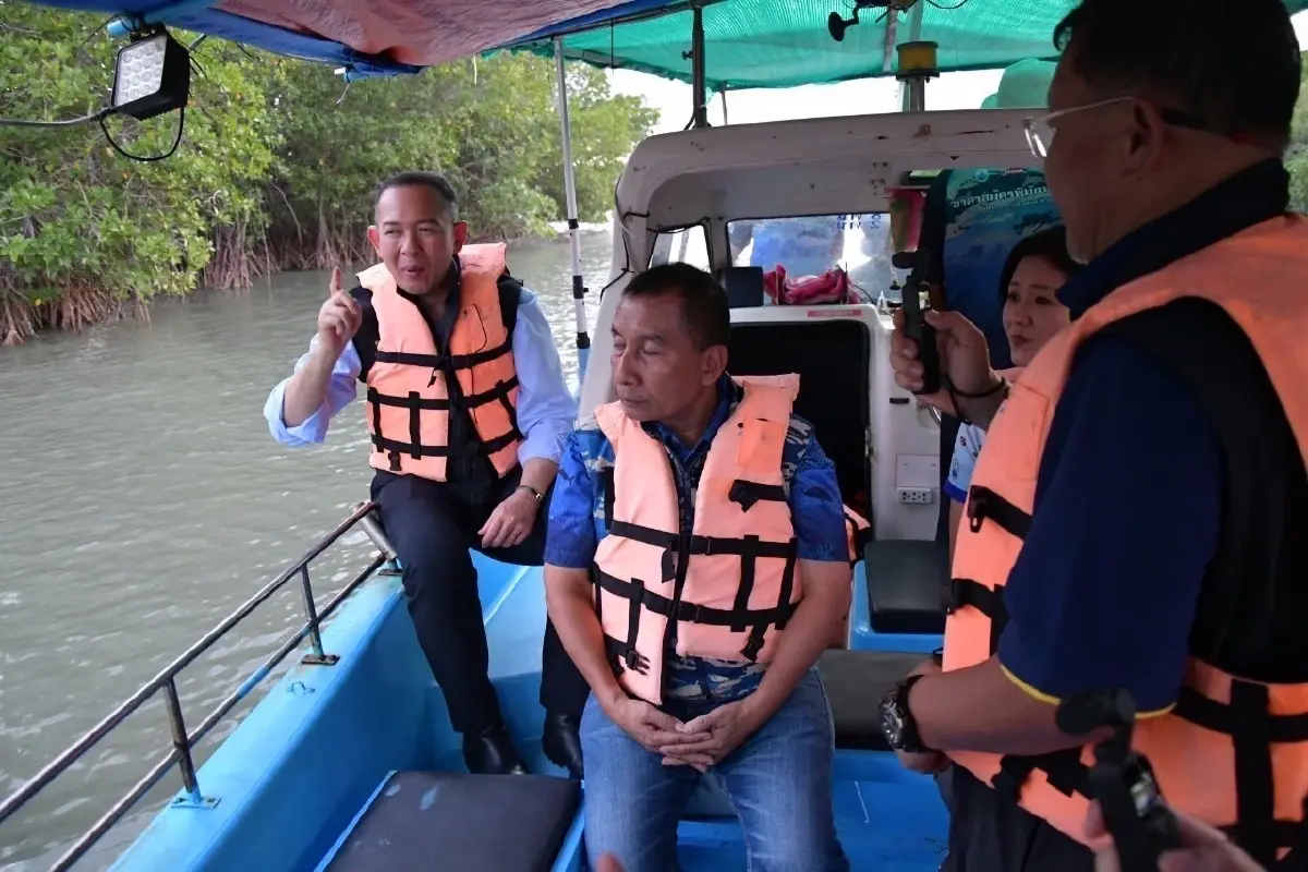ทส.ตรวจสอบสะพานชมธรรมชาติ ริมคลองอีแอด จ.เพชรบุรี หลังสร้างเสร็จมีบางส่วนชำรุด