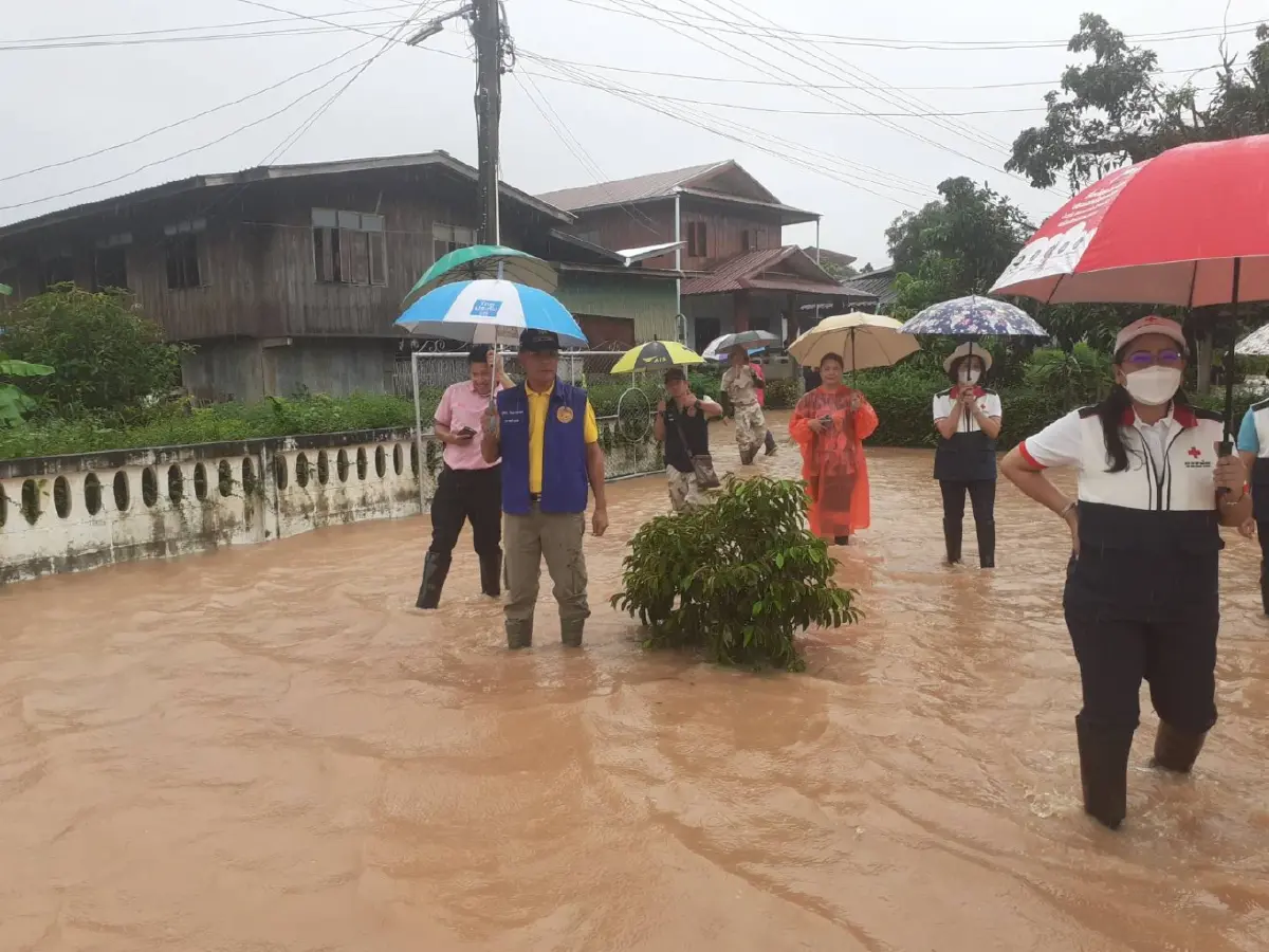 ผู้ว่าฯ น่าน ลุยสำรวจพื้นที่น้ำหลากเข้าท่วม อำเภอท่าวังผา