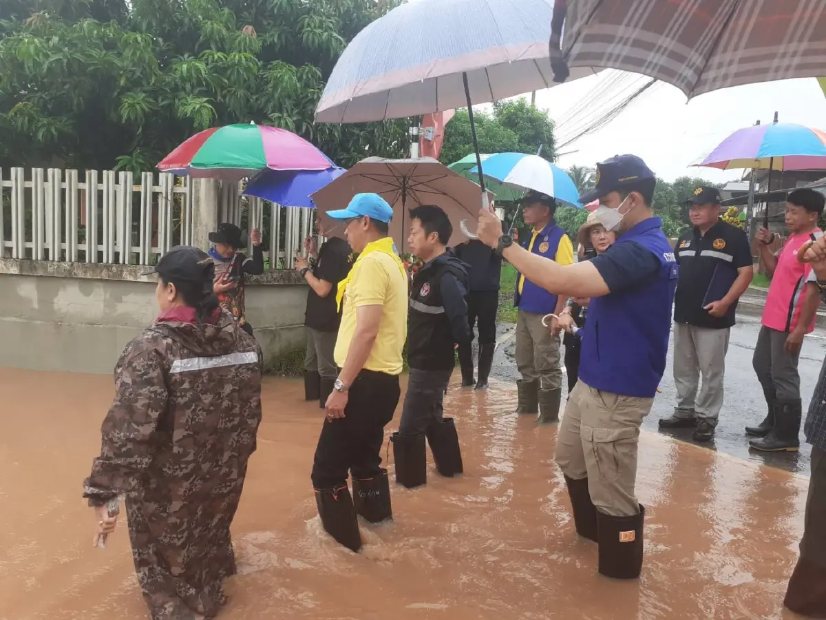 ผู้ว่าฯ น่าน ลุยสำรวจพื้นที่น้ำหลากเข้าท่วม อำเภอท่าวังผา