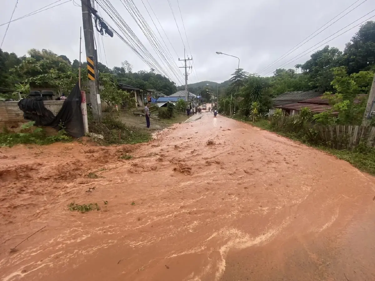 เชียงราย ฝนตกหนัก แอ่งน้ำบ้านเทอดไทย (คันดิน) ทะลักเข้าท่วมบ้านเรือน ปชช.