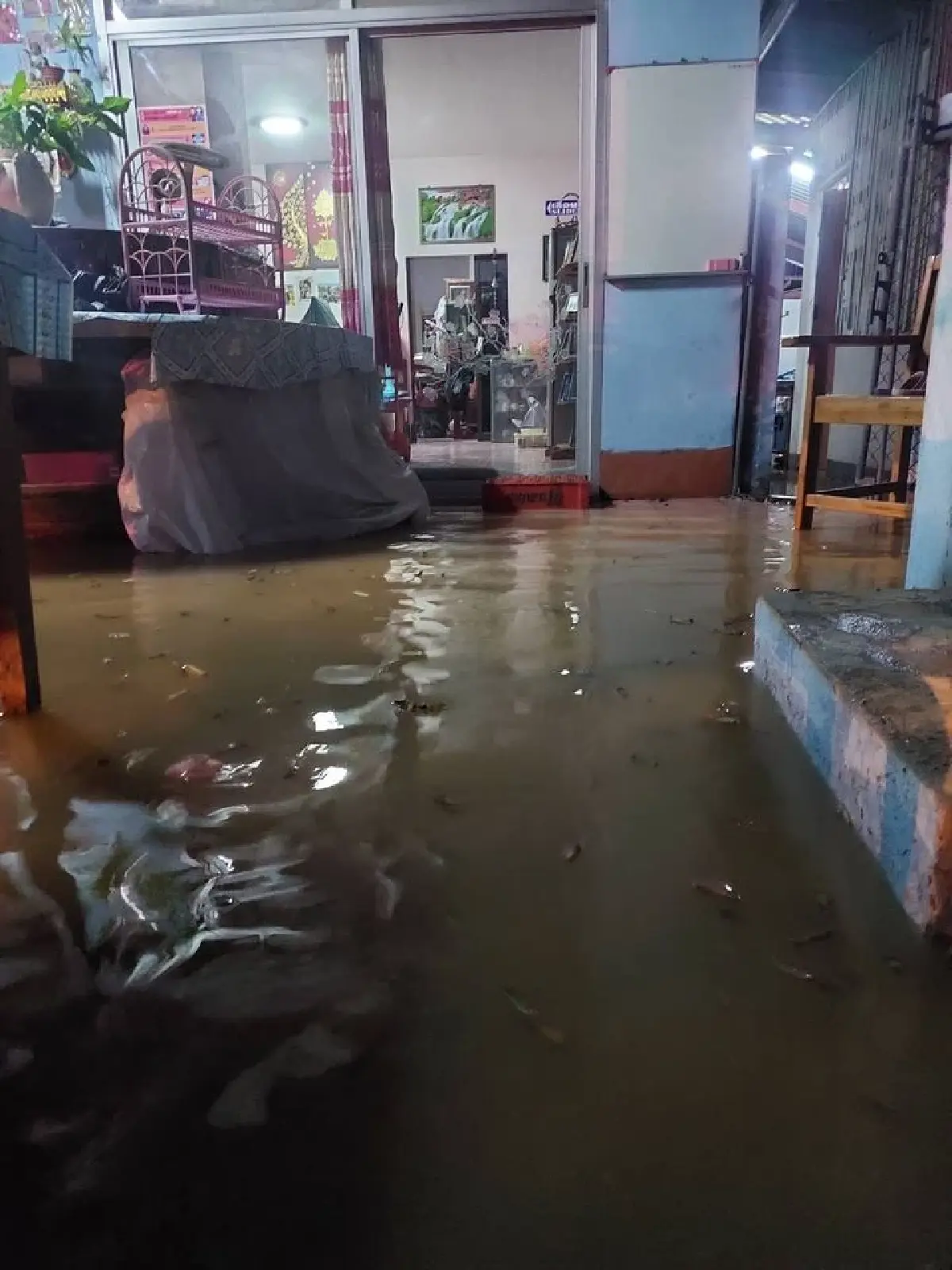 เชียงราย ฝนตกหนัก แอ่งน้ำบ้านเทอดไทย (คันดิน) ทะลักเข้าท่วมบ้านเรือน ปชช.