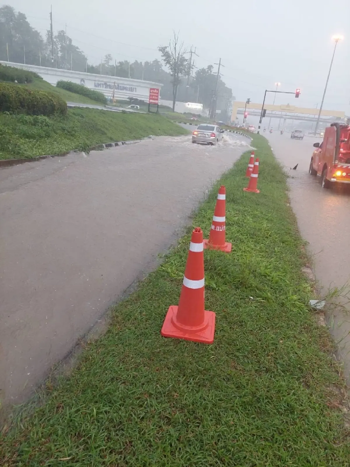 เชียงราย ฝนตกหนัก แอ่งน้ำบ้านเทอดไทย (คันดิน) ทะลักเข้าท่วมบ้านเรือน ปชช.