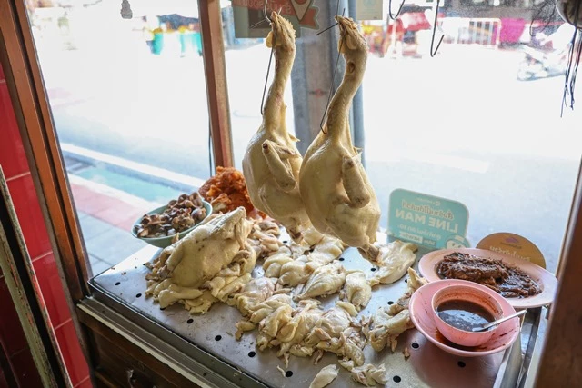 ‘ข้าวมันไก่ไหหลำเจ๊หย่ง’ อร่อย ย่าน ‘ศาลเจ้าพ่อเสือ’