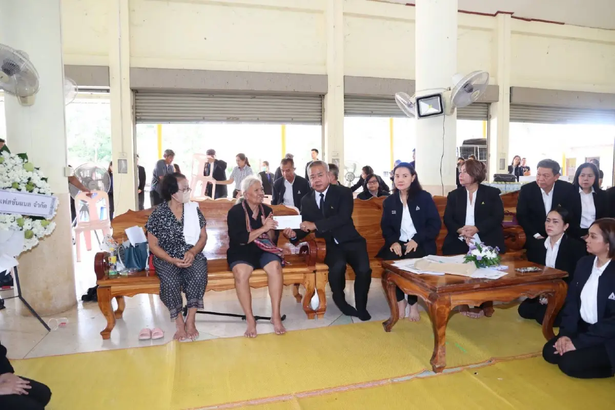 “พิพัฒน์” รมว.แรงงาน มอบ “บุญสงค์” เลขาธิการ สปส. ช่วยเหลือครอบครัววิศวกรเสียชีวิต เหตุเครนโค่นทับ