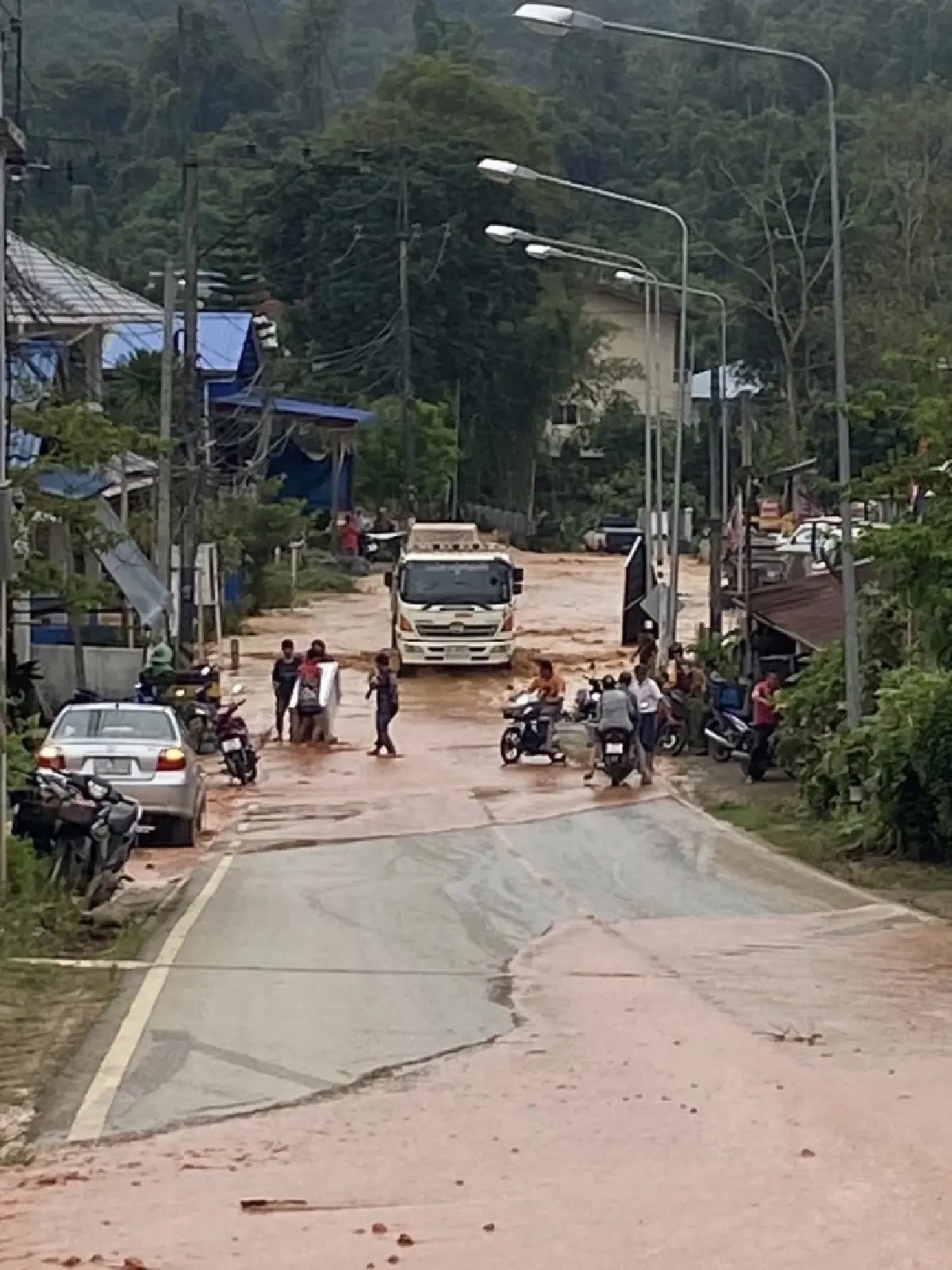 เชียงราย ฝนตกหนัก แอ่งน้ำบ้านเทอดไทย (คันดิน) ทะลักเข้าท่วมบ้านเรือน ปชช.