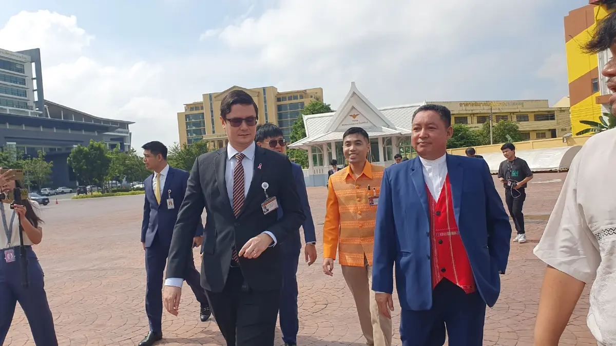 'โรม'ยก กมธ.มั่นคงฯ สักการะ ร.5 ก่อนถก 'สุทิน' ภารกิจกองทัพ-ชายแดน