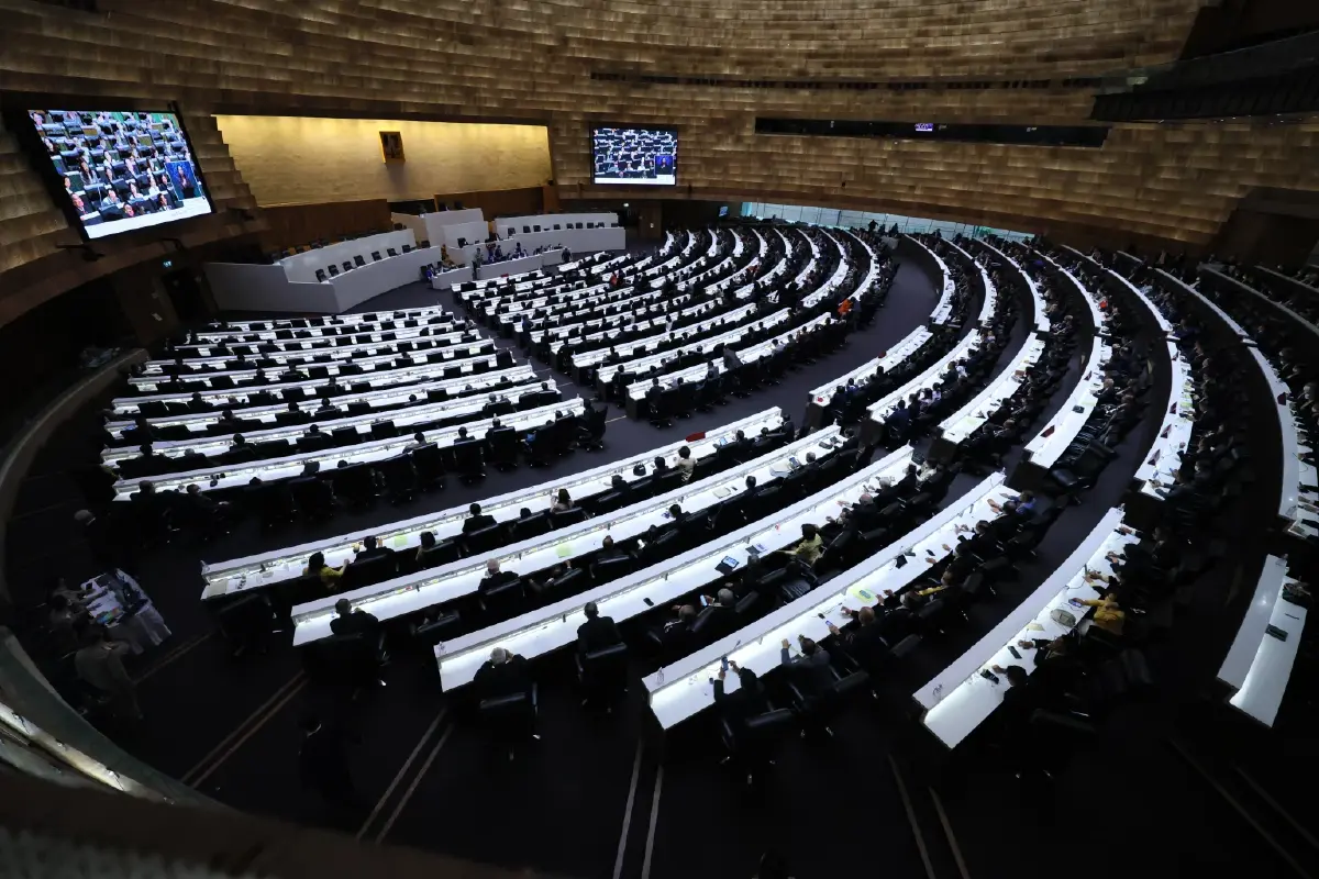 ปรับเกมสภาฯ “พท.” สู้ “ก.ก.” โกยแต้ม “รัฐบาล” รุกฆาต “ประชามติ"