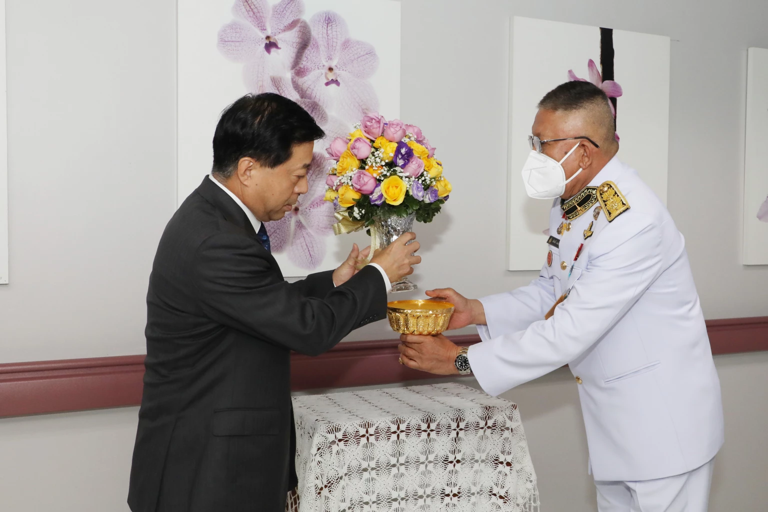 ในหลวงทรงรับผู้บาดเจ็บ เหตุกราดยิงสยามพารากอนไว้ในพระบรมราชานุเคราะห์