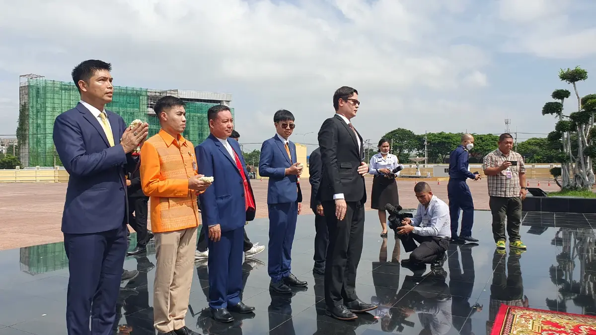 'โรม'ยก กมธ.มั่นคงฯ สักการะ ร.5 ก่อนถก 'สุทิน' ภารกิจกองทัพ-ชายแดน