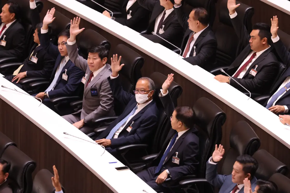 ปรับเกมสภาฯ “พท.” สู้ “ก.ก.” โกยแต้ม “รัฐบาล” รุกฆาต “ประชามติ"