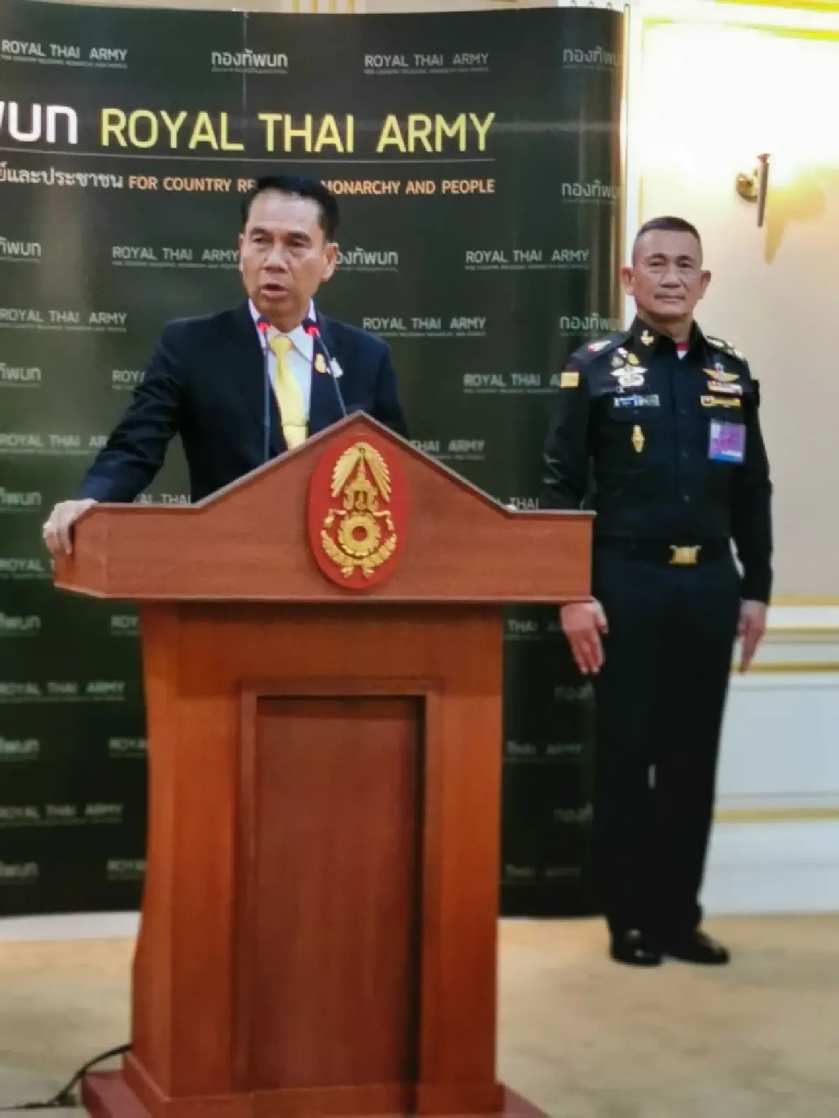 'บิ๊กทิน ' เยือน ทบ.ขอทหารอดกลั้น!  ปลื้มกองทัพส่งรถม้ารับ มอบเข็มฯ 5 หน่วย