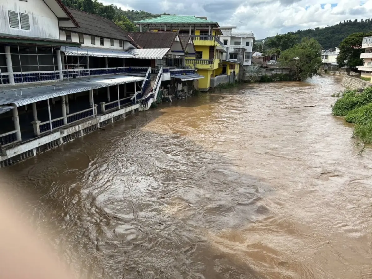 น้ำป่าทะลัก ทำลำน้ำสายเพิ่มสูงขึ้น ตลาดสายลมจอย จ.เชียงราย เร่งเก็บของหนี