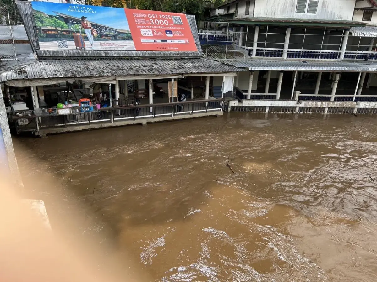 น้ำป่าทะลัก ทำลำน้ำสายเพิ่มสูงขึ้น ตลาดสายลมจอย จ.เชียงราย เร่งเก็บของหนี