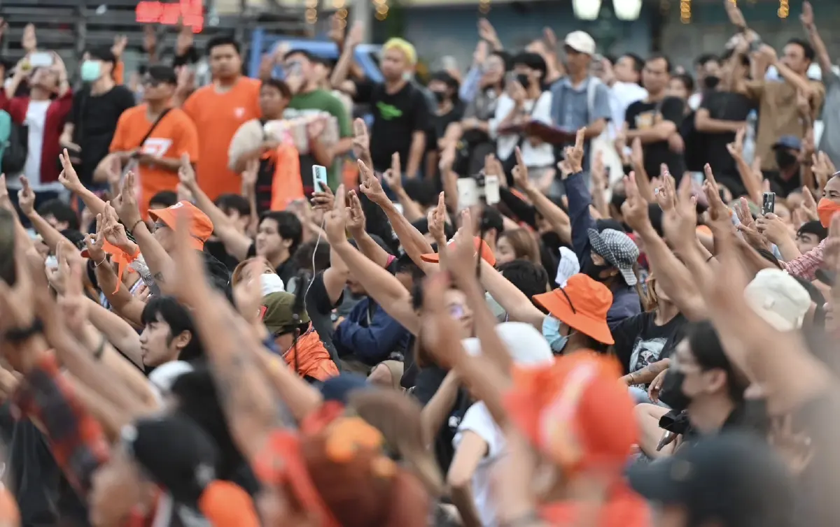 ปรับเกมสภาฯ “พท.” สู้ “ก.ก.” โกยแต้ม “รัฐบาล” รุกฆาต “ประชามติ"