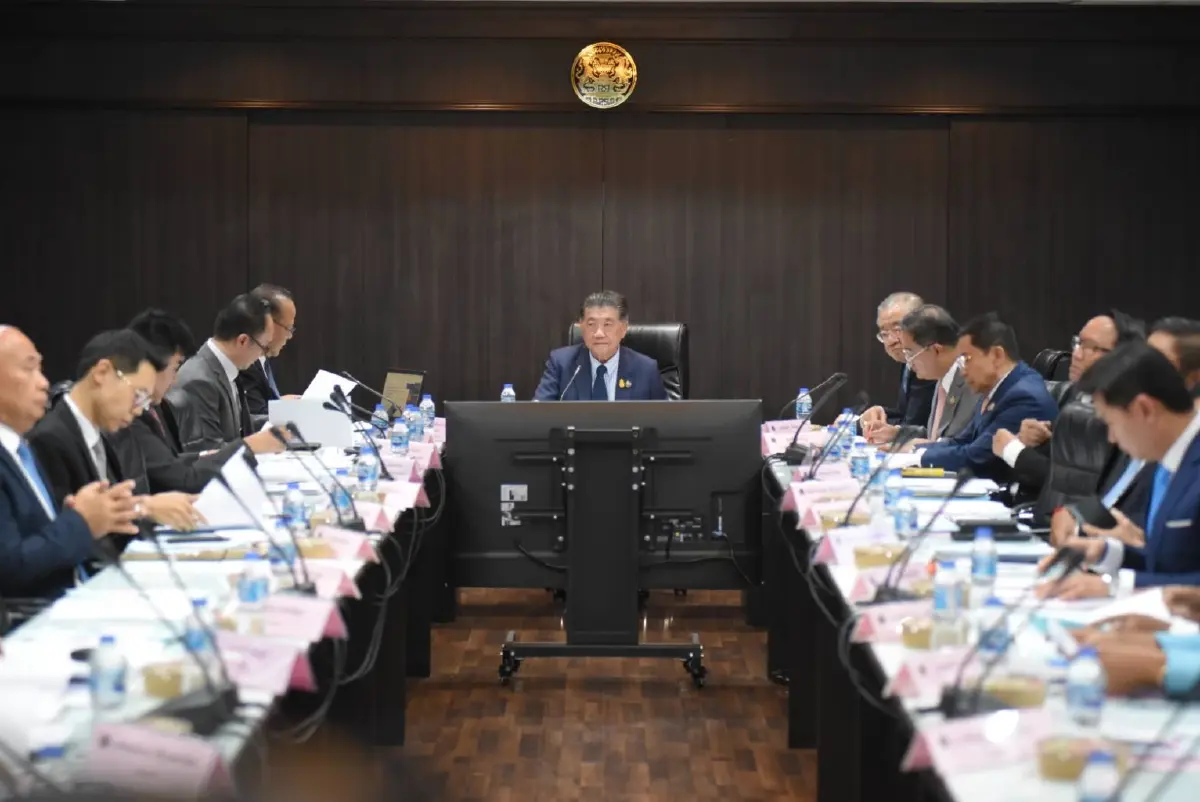 ปรับเกมสภาฯ “พท.” สู้ “ก.ก.” โกยแต้ม “รัฐบาล” รุกฆาต “ประชามติ"