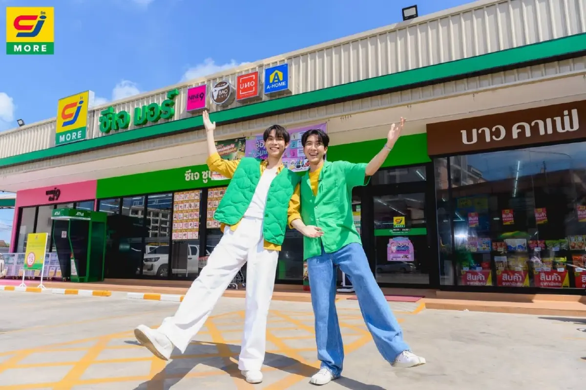 ฟินใจฟู! “เฟิร์ส-ข้าวตัง” ควงแขน 40 ลูกค้าผู้โชคดี