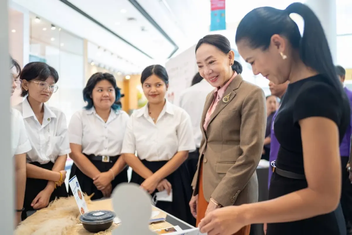ไอคอนสยาม จัดนิทรรศการแสดงผลงานนักศึกษา สร้างตราสัญลักษณ์ร้านค้า