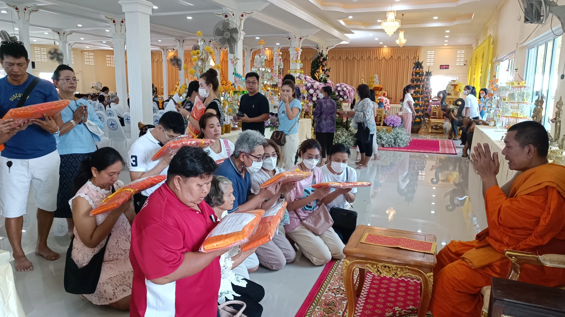 เทศกาล 'กฐิน' นางฟ้านับ 100 ร่วมทอดกฐิน วัดถ้ำพุงช้าง