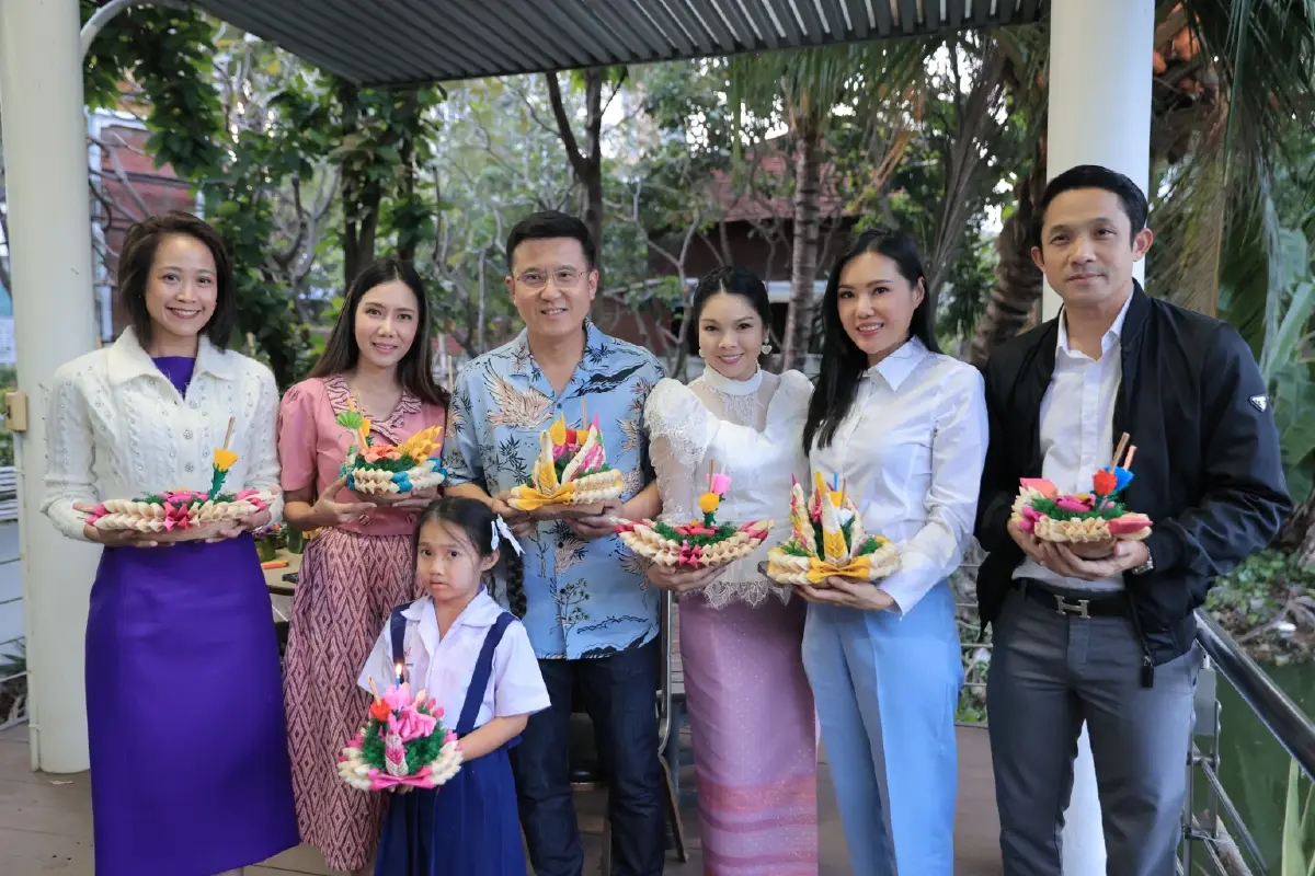 ‘ลุงป้อม’ ควง ลูกพรรคพปชร. ลอยกระทง ทำด้วยน้ำแข็ง ในป่ารอยต่อฯ