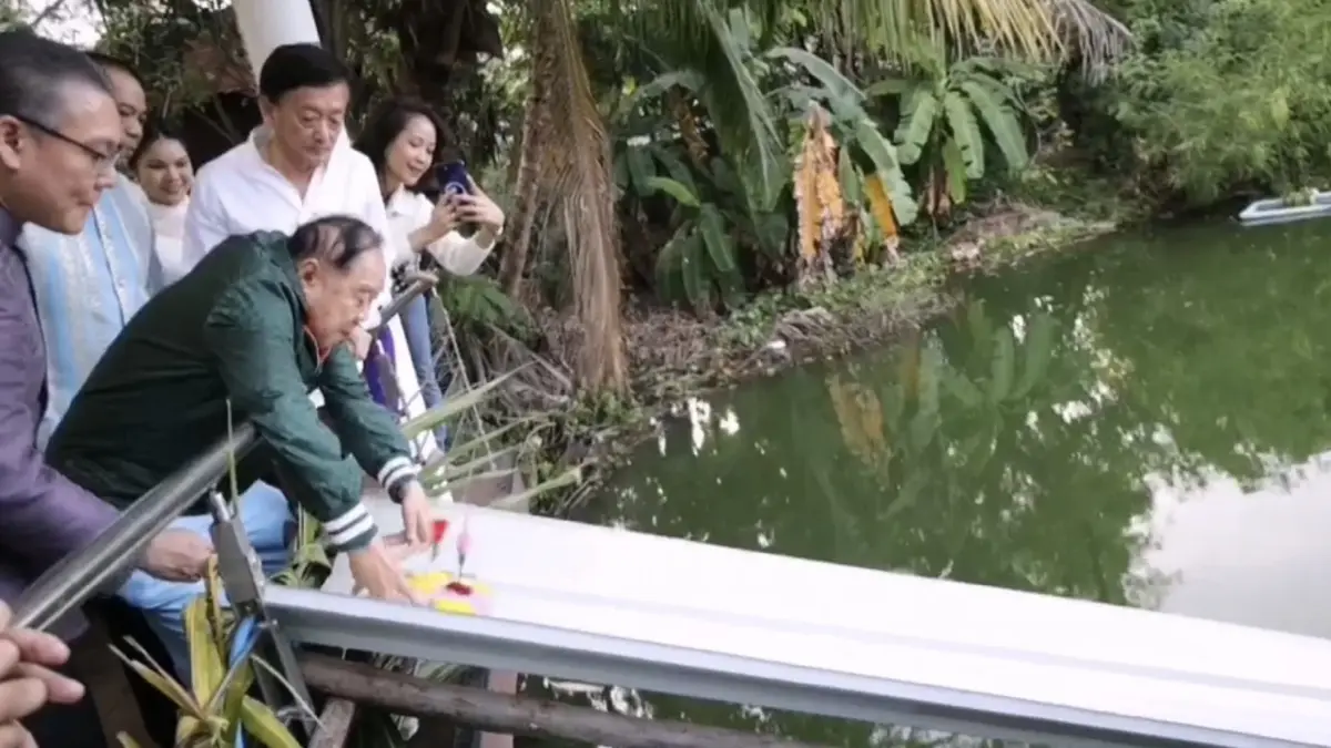 ‘ลุงป้อม’ ควง ลูกพรรคพปชร. ลอยกระทง ทำด้วยน้ำแข็ง ในป่ารอยต่อฯ