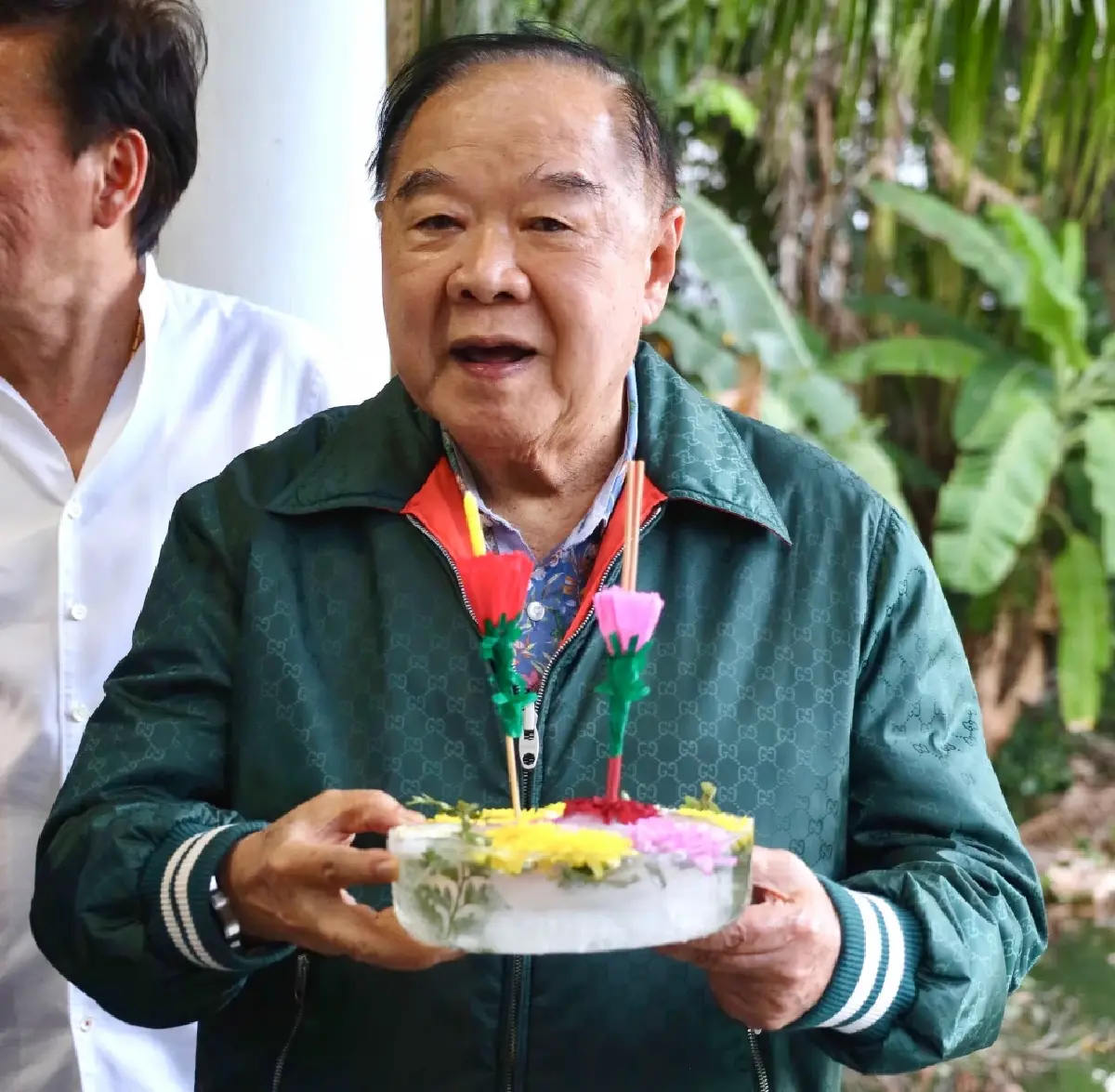 ‘ลุงป้อม’ ควง ลูกพรรคพปชร. ลอยกระทง ทำด้วยน้ำแข็ง ในป่ารอยต่อฯ