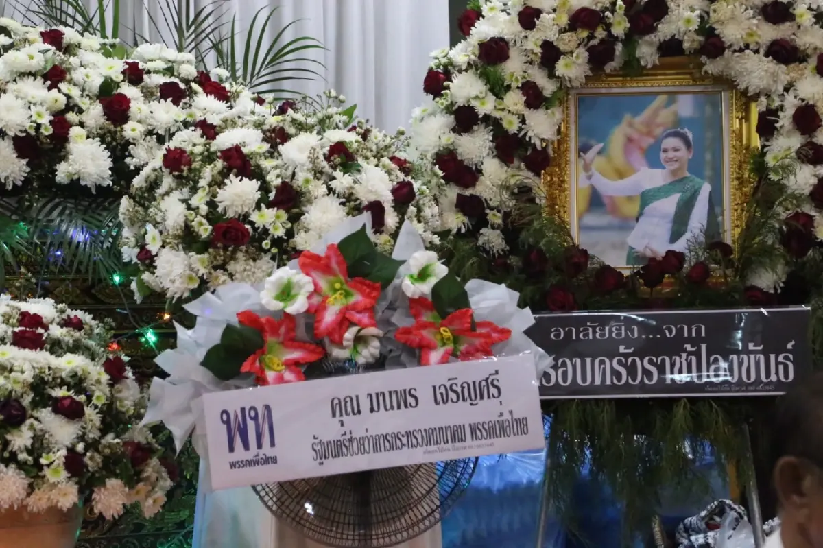 อาลัย 'ก้อย ภัทรพร' อดีตผู้สมัคร  สส.บึงกาฬ 'มนพร' นำ 'เพื่อไทย' ร่วมงานฌาปนกิจ