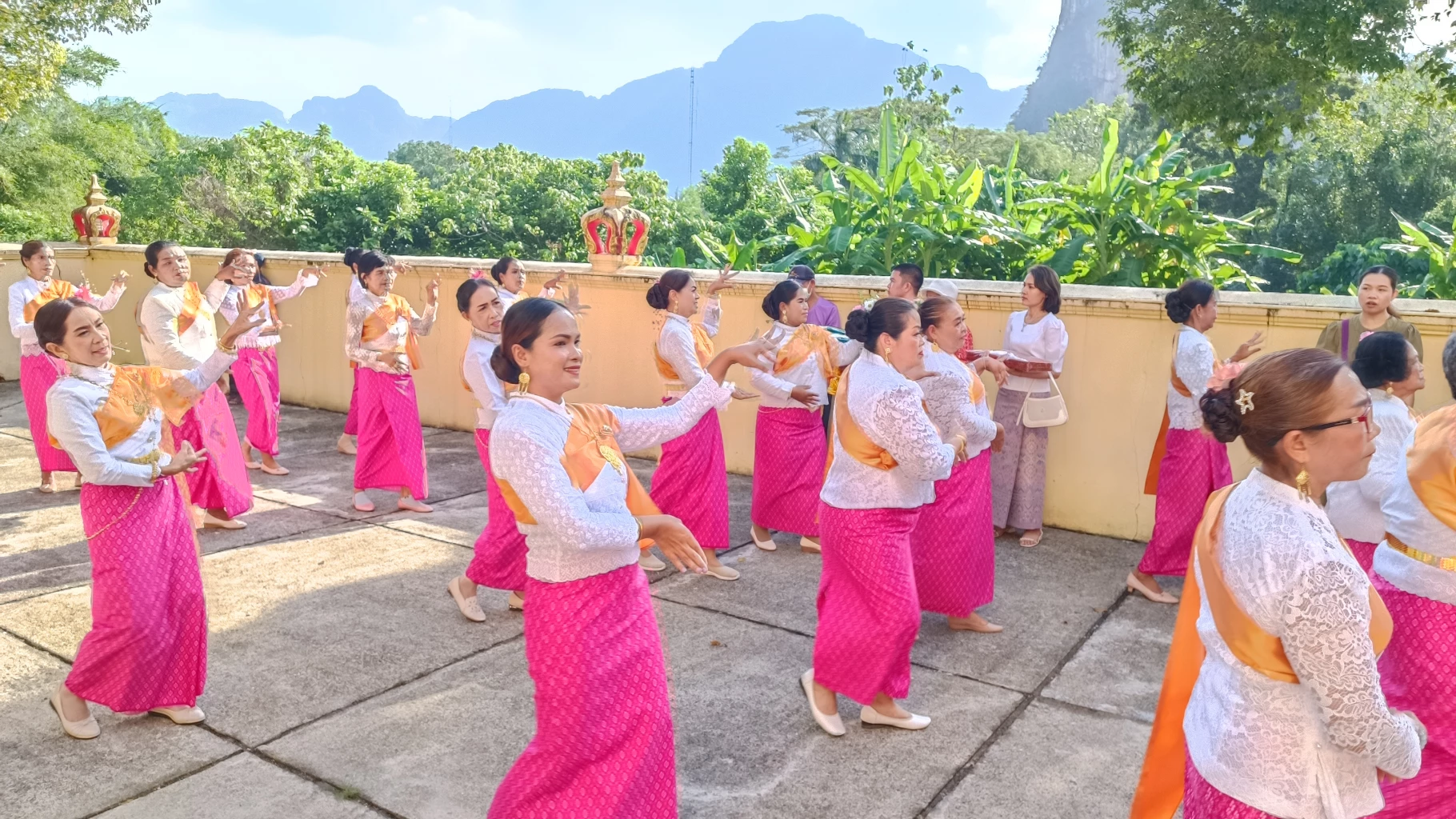 เทศกาล 'กฐิน' นางฟ้านับ 100 ร่วมทอดกฐิน วัดถ้ำพุงช้าง