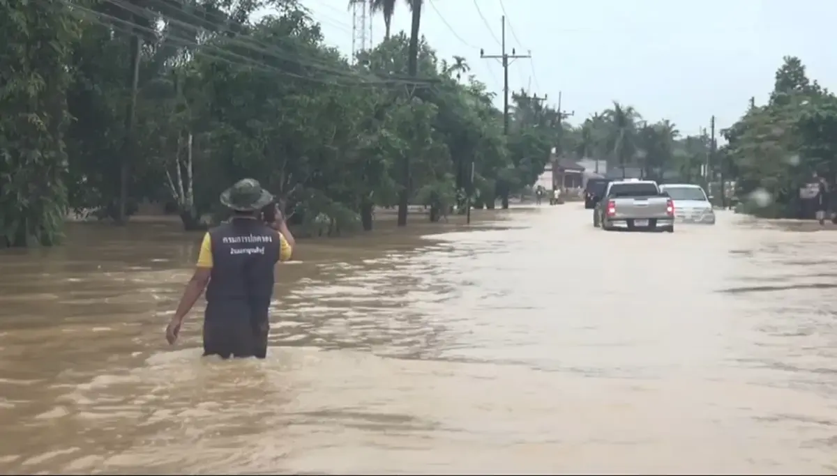 อ่วม!  น้ำป่าทะลักท่วม 2 อำเภอสุราษฎร์ธานี ประชาชนเดือดร้อนกว่า 5 พันคน