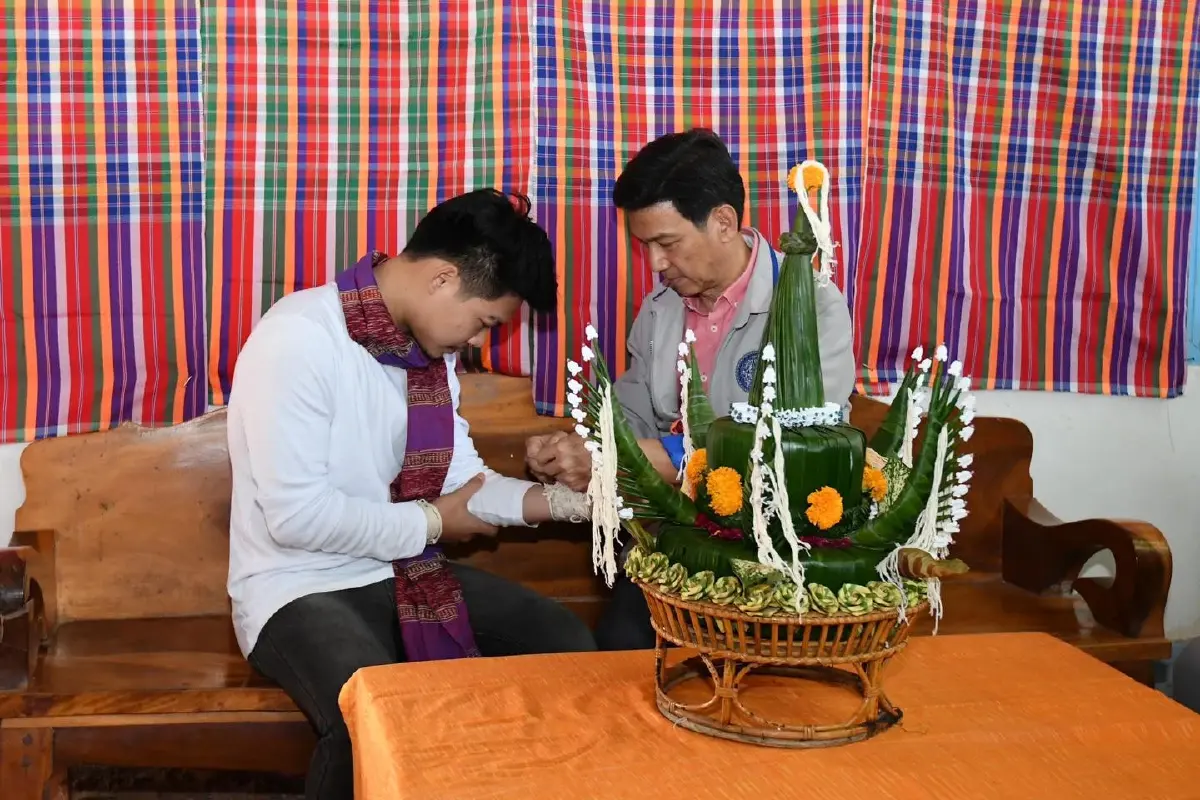 ปานปรีย์เยี่ยมตัวประกันไทยในอุดร พร้อมสั่งมือถือให้ผู้บาดเจ็บในอิสราเอล